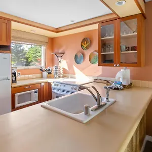 Bamboo Suite, 1 Bedroom, Sleeps 4, Pool & Bbq, Pre-Renovation Summer Sale Holiday home Kihei